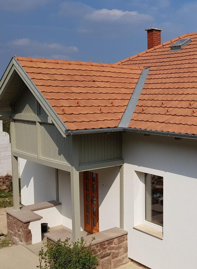 Belvarosi Haz Gyoenyoeru Panoramaval Balatonalmádi المظهر الخارجي الصورة