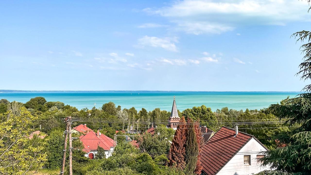Belvarosi Haz Gyoenyoeru Panoramaval Balatonalmádi المظهر الخارجي الصورة