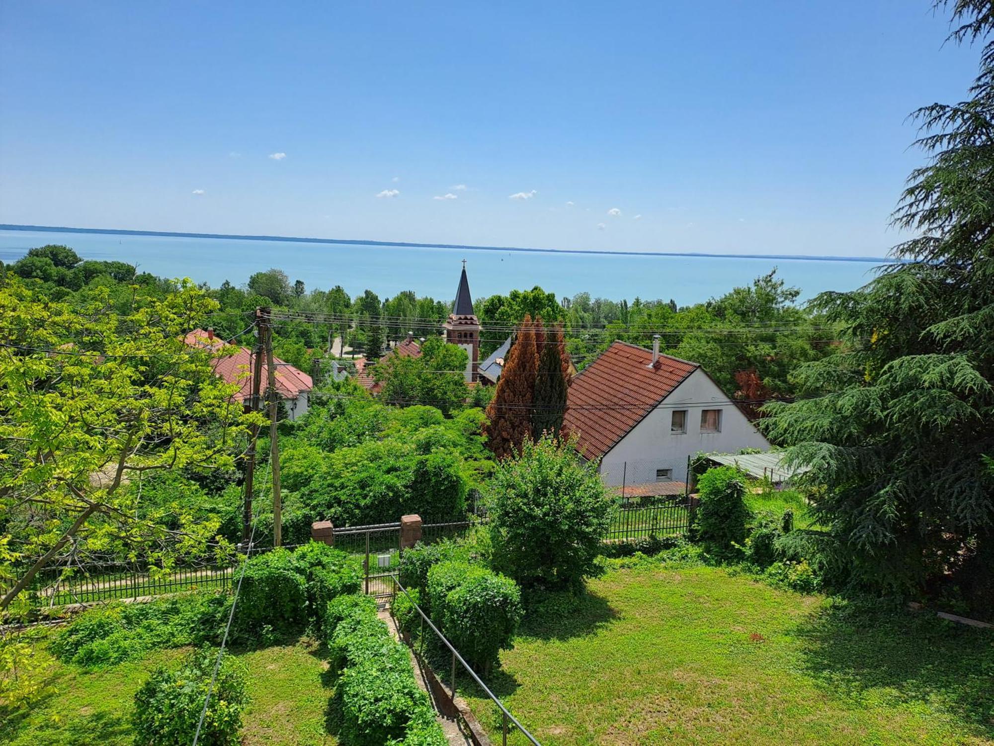 Belvarosi Haz Gyoenyoeru Panoramaval Balatonalmádi المظهر الخارجي الصورة