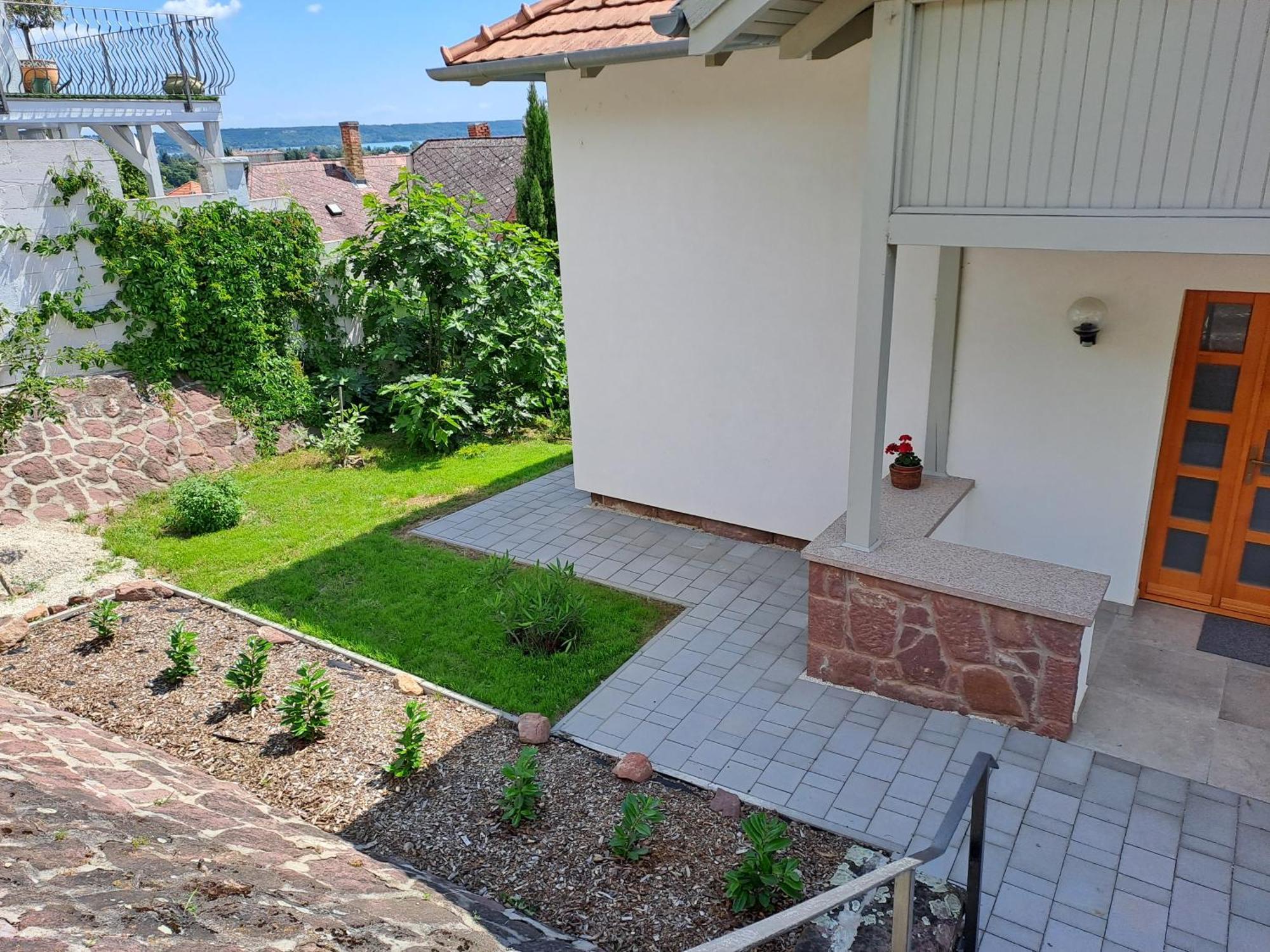 Belvarosi Haz Gyoenyoeru Panoramaval Balatonalmádi المظهر الخارجي الصورة
